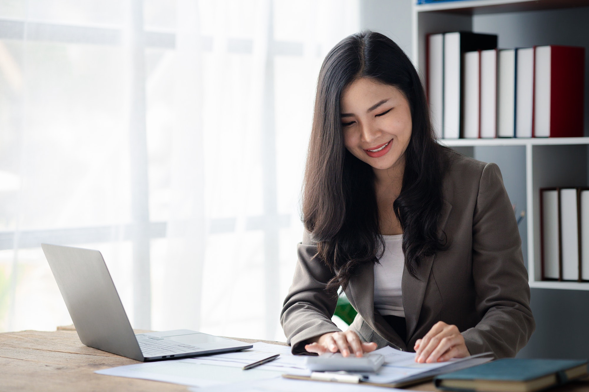 Asian women working in the office, young Asian business women as business executives.